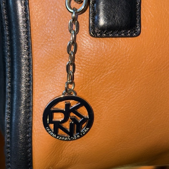 DKNY  vintage  shoulder bag  large leather  black/brown. Silvertone HW. Excellen - Picture 11 of 17